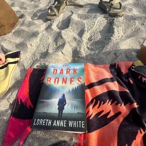 Dark Bones (murder mystery, romance, thriller)